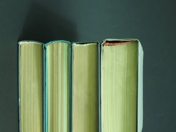Koyu Arkaplanda Sarı Bomaga Olan Eski Renkli Kitaplar — Stok fotoğraf