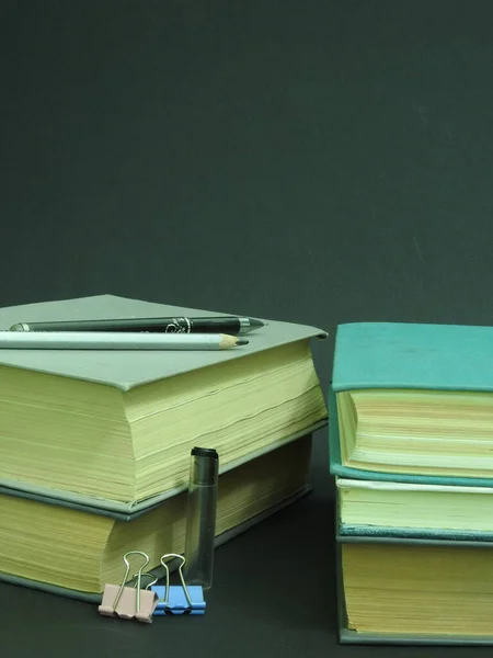 Oude Gekleurde Boeken Met Gele Bomaga Een Donkere Achtergrond — Stockfoto