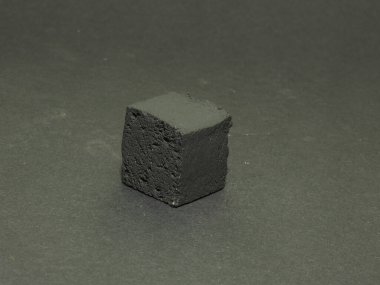 Nargile için siyah kömür. Koyu arkaplanda bulunan küplerde.