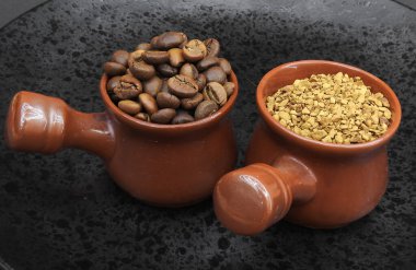 Kahve çekirdekleri ve dondurulmuş kahve. Kahvenin kokusu..