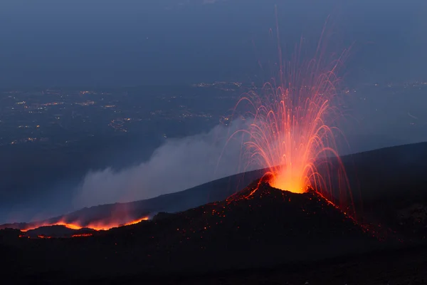 Éruption du volcan avec la ville — Photo