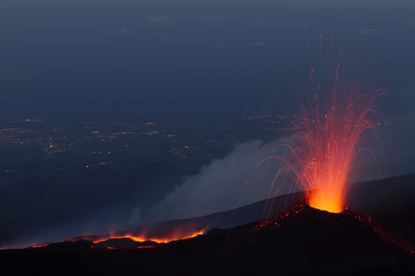 Erupção vulcânica ao pôr-do-sol — Fotografia de Stock