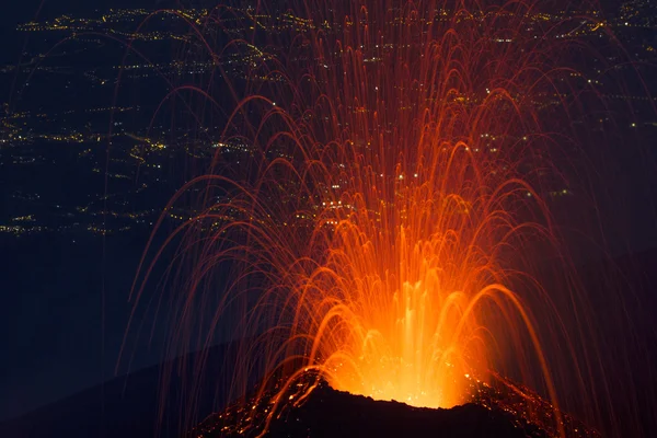 Erupción volcánica de nigth — Foto de Stock