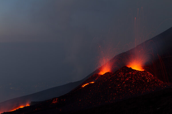 Извержение вулкана на рассвете
