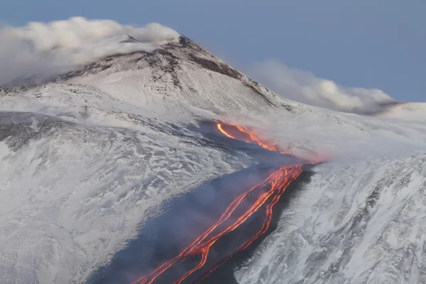 Erupção vulcânica com neve — Fotografia de Stock