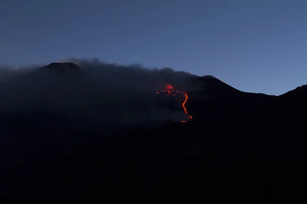 Flujo de lava nocturna Imágenes De Stock Sin Royalties Gratis