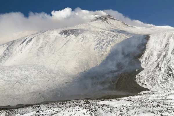 Erupción del volcán con nieve — Foto de Stock