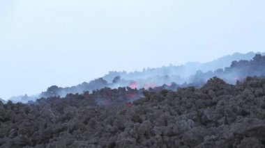 Gün batımında volkanik aktivite