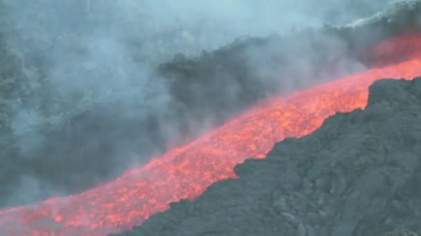 Canal de lava volcánica — Vídeos de Stock