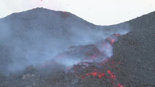 Fluxo de lava ao pôr-do-sol — Vídeo de Stock
