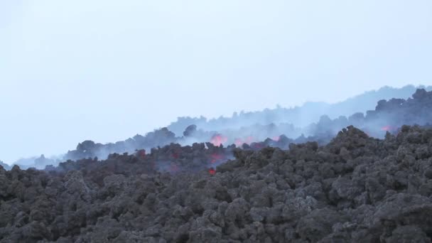 Vulkanische activiteit bij zonsondergang — Stockvideo
