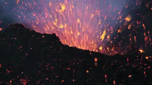Vulkanische explosie bij dageraad — Stockvideo