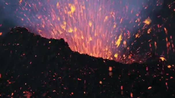 Vulkanausbruch im Morgengrauen — Stockvideo