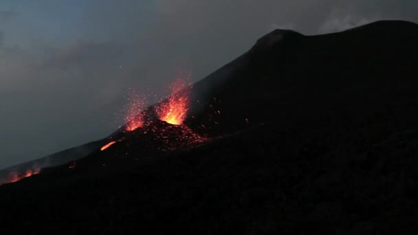 Erupce sopky za svítání — Stock video