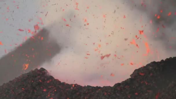 Schizzi di lava all'alba — Video Stock