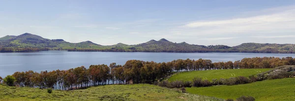 Natural landscape with lake — Stock Photo, Image