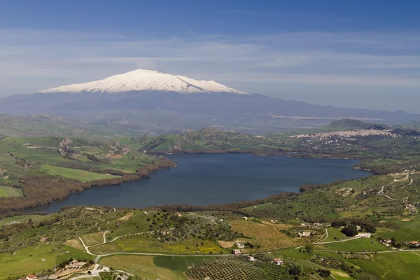 Etna vista com lago — Fotografia de Stock