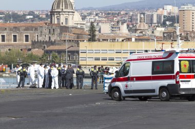 İtalya - 23 Nisan 2015 - 218 göçmenler catania limanda geldi
