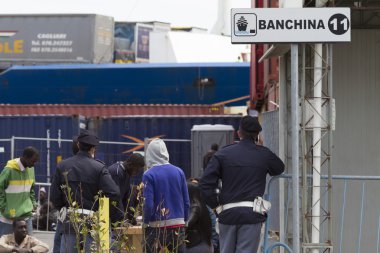İtalya - 23 Nisan 2015 - 218 göçmenler catania limanda geldi