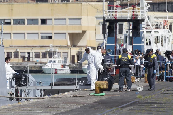 Италия - 23 апреля 2015 г. - В гавань Катании прибыло 218 мигрантов — стоковое фото