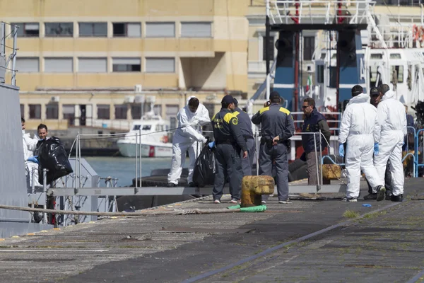 意大利-2015 年 4 月 23 日-218 移民抵达卡塔尼亚海港 — 图库照片