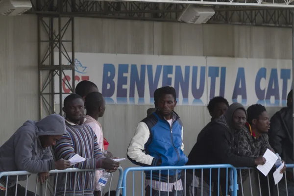 İtalya - 23 Nisan 2015 - 218 göçmenler catania limanda geldi