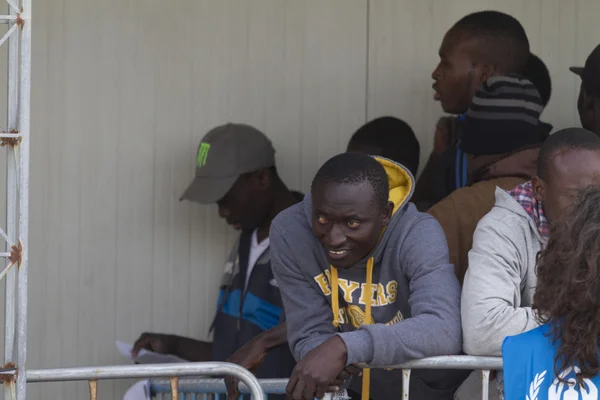 Italia - 23 de abril de 2015 - 218 migrantes llegaron al puerto de Catania —  Fotos de Stock