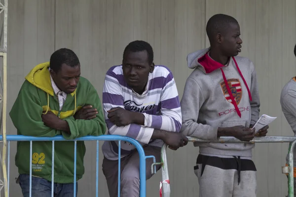 Italia - 23 de abril de 2015 - 218 migrantes llegaron al puerto de Catania —  Fotos de Stock
