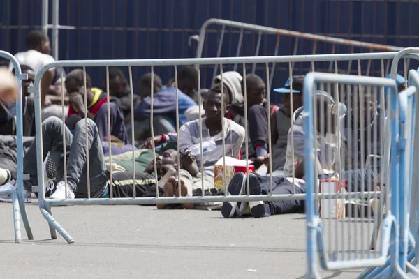 Italia - 23 de abril de 2015 - 218 migrantes llegaron al puerto de Catania —  Fotos de Stock