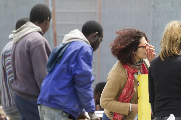 Італія - 23 квітня 2015 - 218 мігранти прибули до гавані Катанії — стокове фото