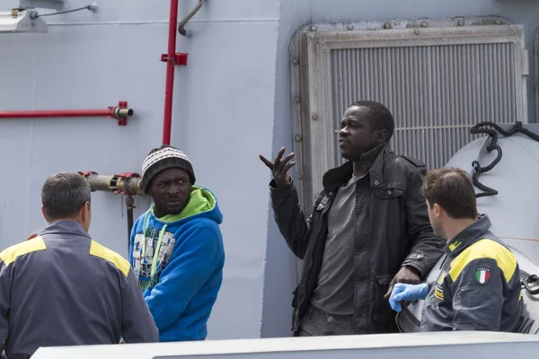 Ιταλία - 23 Απριλίου, 2015 - 218 μετανάστες έφτασαν στο λιμάνι Κατάνια — Φωτογραφία Αρχείου