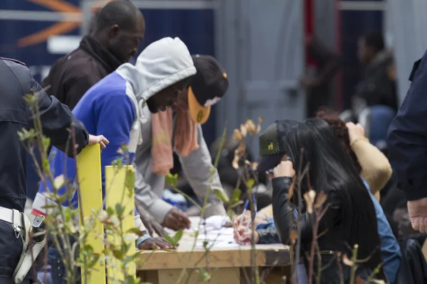 Италия - 23 апреля 2015 г. - В гавань Катании прибыло 218 мигрантов — стоковое фото