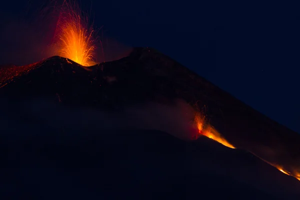 Éruption nocturne du volcan — Photo