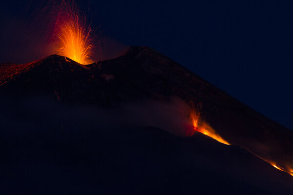 Извержение вулкана ночью
