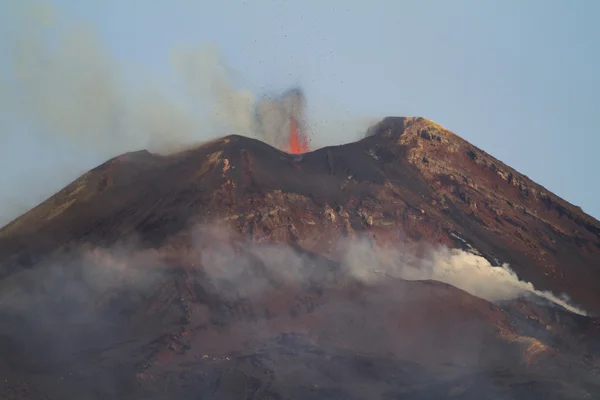 火山爆发在黎明 — 图库照片