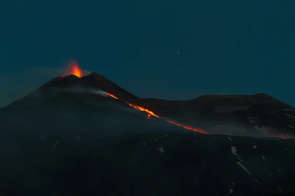 Erupción de la noche Fotos de stock libres de derechos