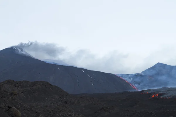 Erupção vulcânica com fluxo de lava — Fotografia de Stock