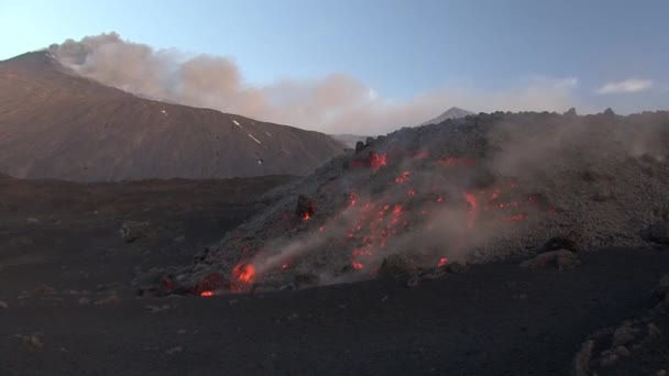 エトナ山や溶岩が流れる — ストック動画