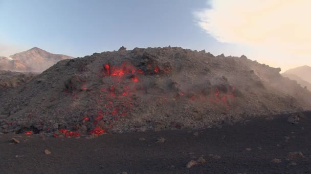 Fluxo de lava ao amanhecer — Vídeo de Stock