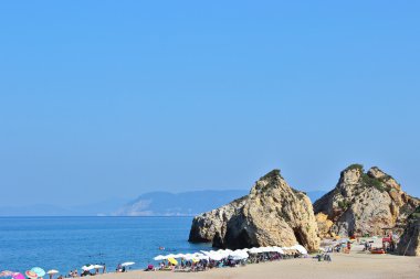 Kalabalık kumlu plaj