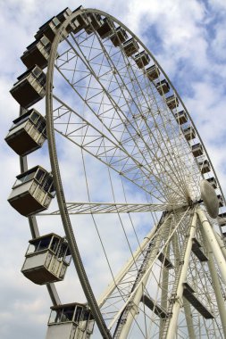 Dönme dolap bulutlu gökyüzü arka plan üzerinde