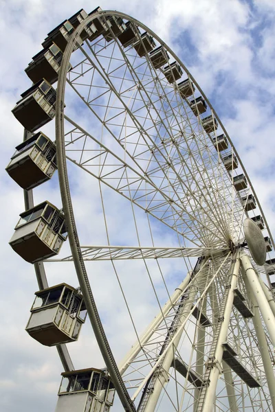 Dönme dolap bulutlu gökyüzü arka plan üzerinde