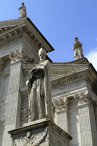 Urbino, Italia, septiembre de 2014. La estatua del Beato Maynard — Foto de Stock