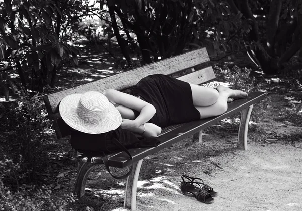 Femme dormant sur un bureau le jour ensoleillé, photo sépia sombre. Femme en sieste. Déjeuner en Espagne — Photo