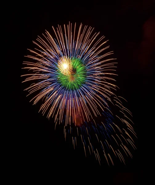 Prachtige kleurrijke vuurwerk geïsoleerd in donkere achtergrond close-up met de plaats voor tekst, Malta vuurwerk festival, 4 juli, Onafhankelijkheidsdag, Nieuwjaar, ontploffen — Stockfoto