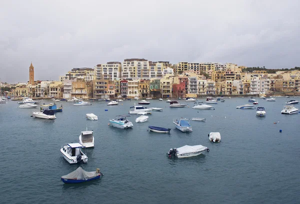 MARSASCALA, MALTA-SEP 9: типичная колоритная мальтийская деревня Марсаскала 9 сентября 2015 года. Облачное утро в Марсаскале, Мальта. Мальтийский остров, Европа — стоковое фото