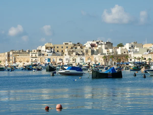 Barcos de pesca tradicionais malteses com reflexão na aldeia maltesa MARSAXLOKK em agosto 29,2015 — Fotografia de Stock