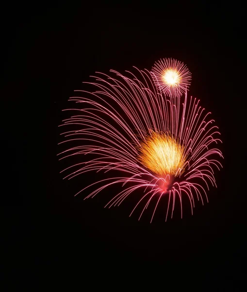 Fuegos artificiales de colores explotan, rojo naranja violeta fuegos artificiales fondo — Foto de Stock