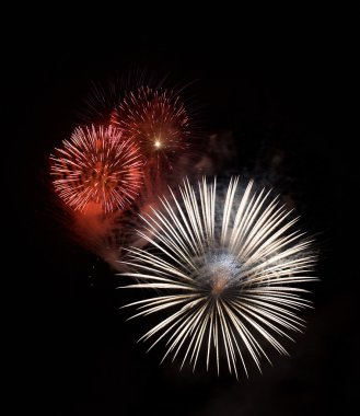 Metin, Malta havai fişek Festivali, 4 Temmuz, Bağımsızlık günü, yeni yıl, patlayabilir için koyu arka planda izole renkli havai fişek bu yere yakın. Malta kabuk