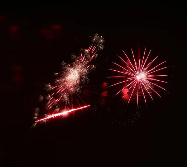 Barevný ohňostroj v černém pozadí, umělecké ohňostrojný festival v Maltě, 4 července, americký den — Stock fotografie